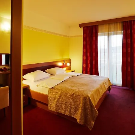 Emei Hotel 3*